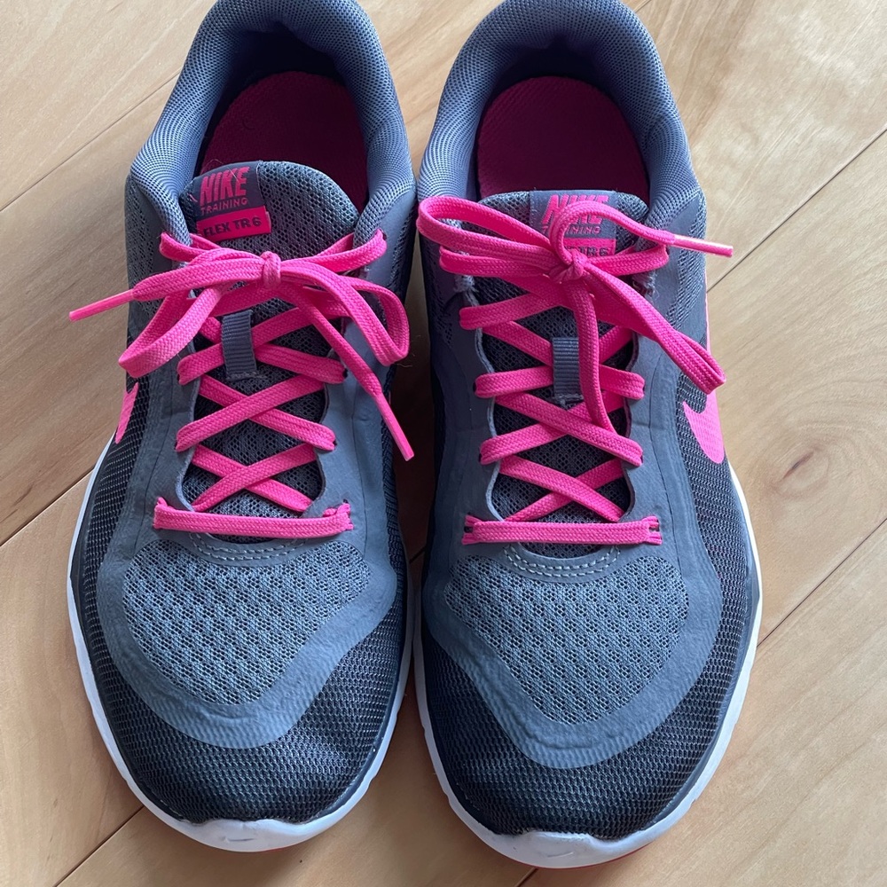 Nike Training Flex TR6 Women's Grey and Pink Sneakers
